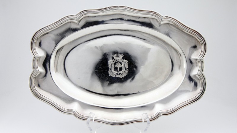 Petit plat en argent massif armorié, par Claude Laurent - Paris, 1743-1744