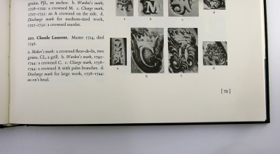 On pourra comparer les poinçons qui figurent sur notre plat avec ceux du plat conservé au MET de New York. Le poinçon de l'orfèvre est usé, après presque 20 ans d'utilisation.