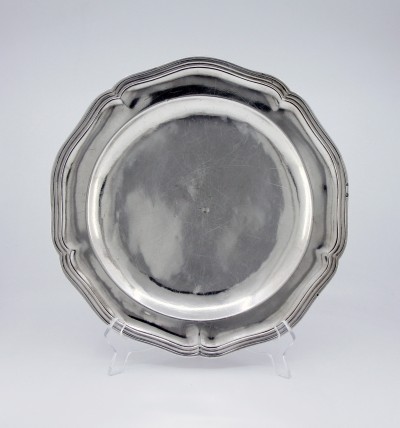 Grand et lourd plat rond en argent, par Jean-Louis Outrebon - Paris, époque Louis XVI, 1784-1785