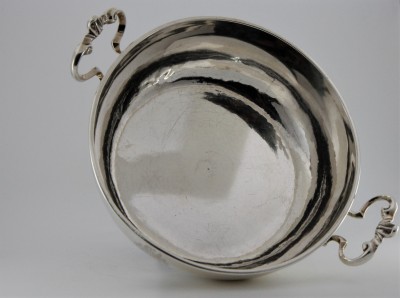 Plat rond creux à anses armorié (Horngacher) - Genève, François Barbier, 1760-1762