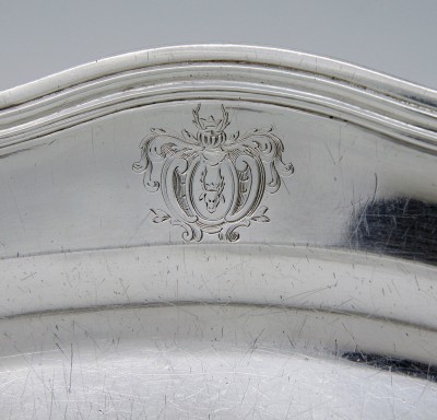 Très grand plat en argent massif armorié, par Eloi Guérin - Paris, 1755-1756