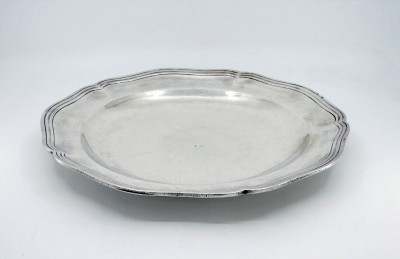 Grand et lourd plat rond en argent, par Jean-Louis Outrebon - Paris, époque Louis XVI, 1784-1785