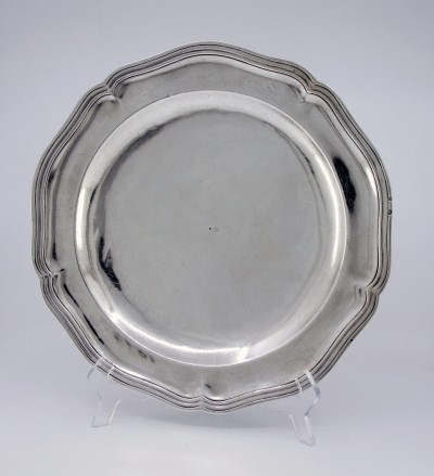 Grand et lourd plat rond en argent, par Jean-Louis Outrebon - Paris, époque Louis XVI, 1784-1785