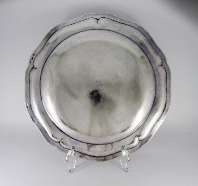 Grand et lourd plat rond en argent, par Jean-Louis Outrebon - Paris, époque Louis XVI, 1784-1785